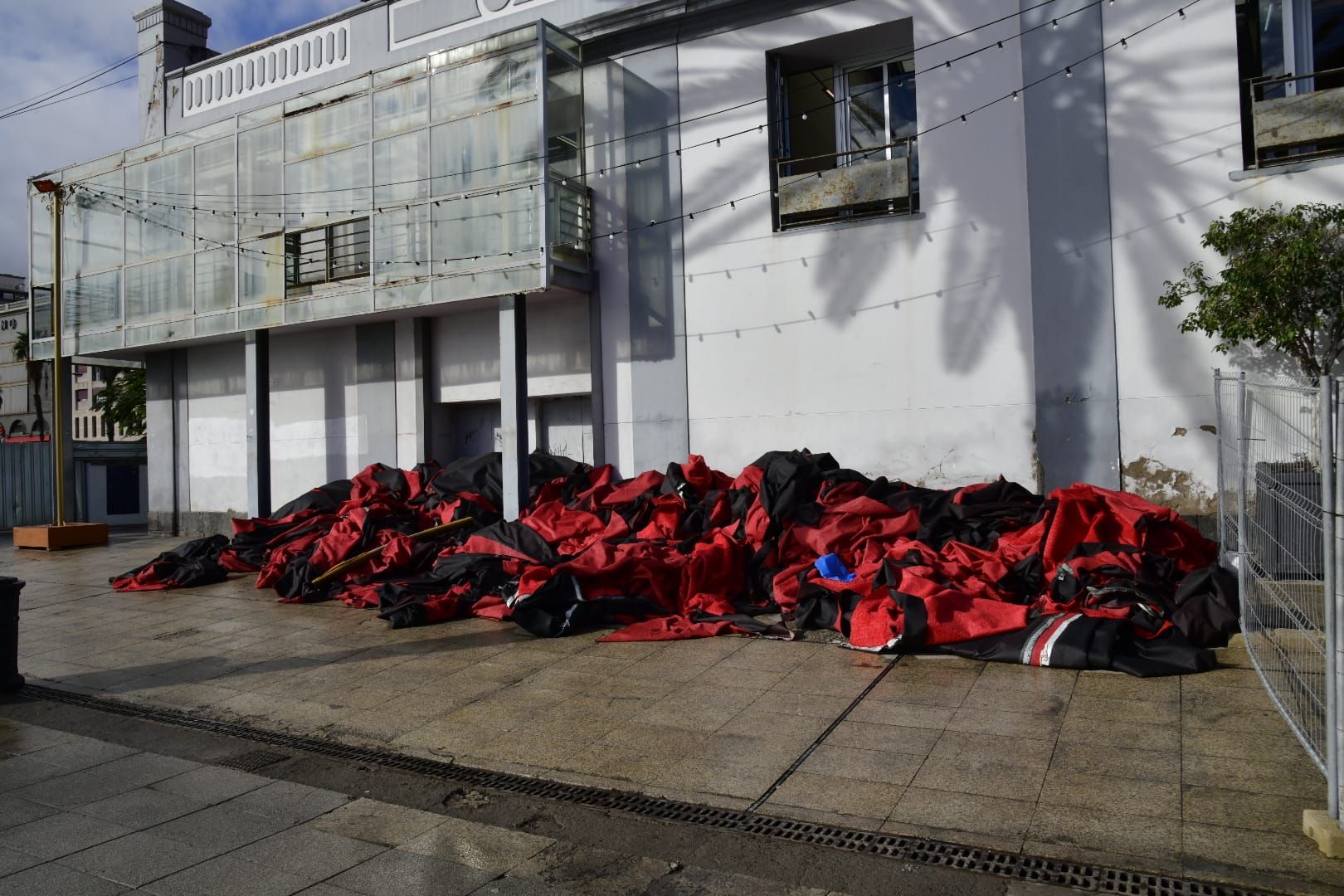 Carolina Darias e Inma Medina comprueban los trabajos del montaje del escenario del carnaval de Las Palmas de Gran Canaria