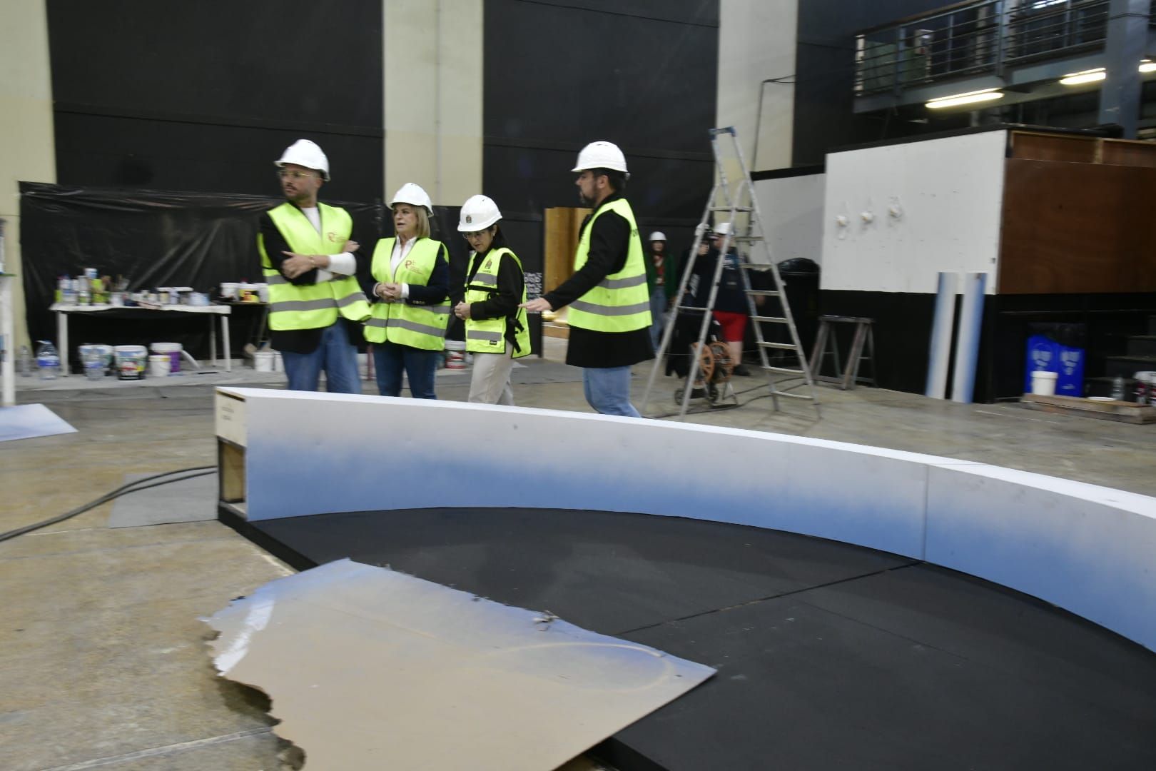 Carolina Darias e Inma Medina comprueban los trabajos del montaje del escenario del carnaval de Las Palmas de Gran Canaria