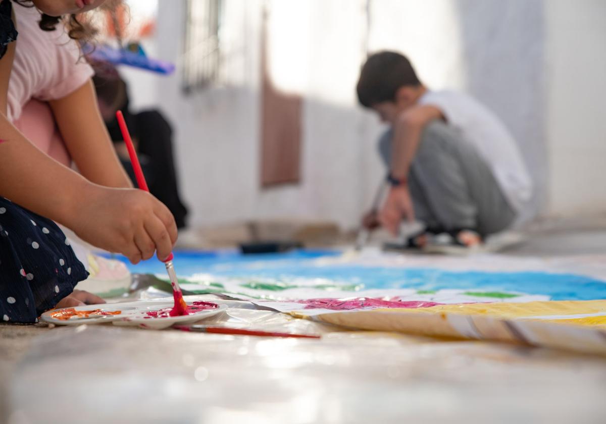 Imagen de unos niños pintando.