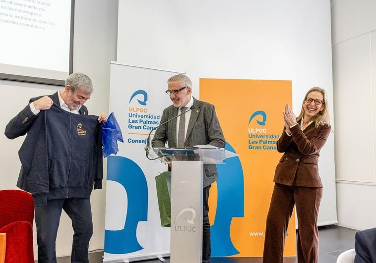 Fernando Clavijo (i), Lluís Serra y Ana B. Suárez, ayer en el acto organizado por el Consejo Social de la ULPGC.