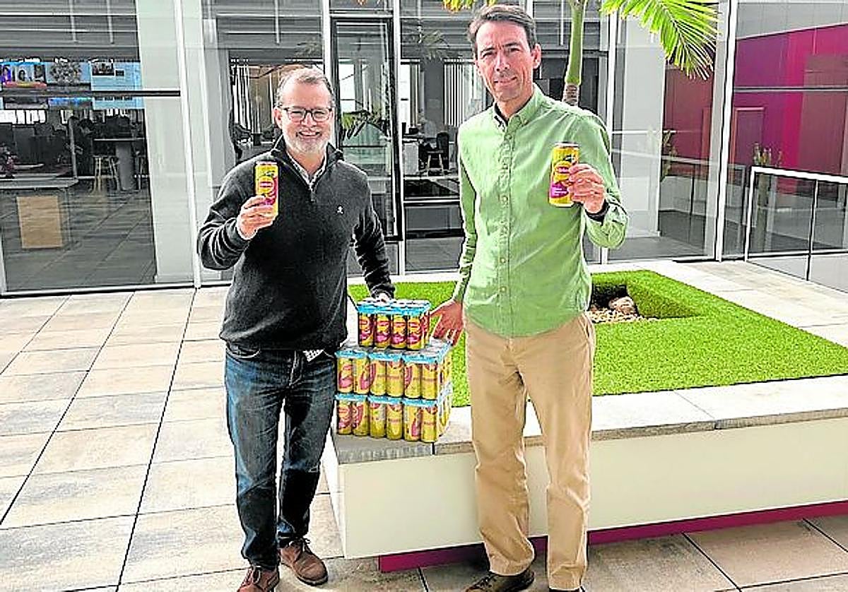 Gonzalo Toledo (i), de Ahembo, junto a nuestro compañero Isidro García.