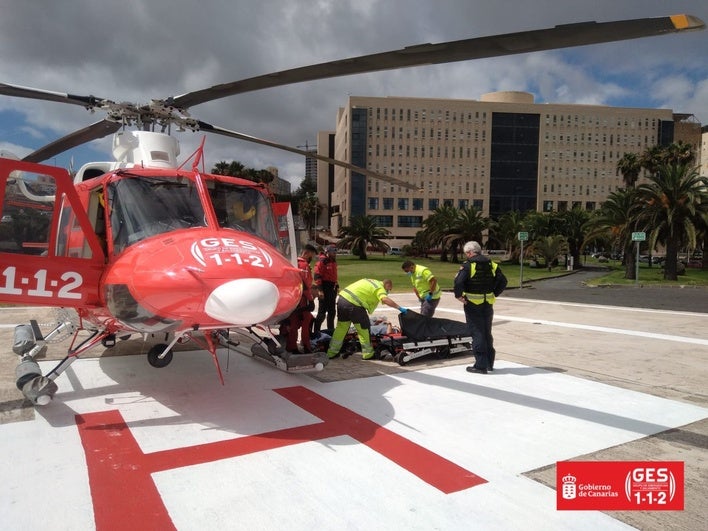 Imagen de archivo del helicóptero en el helipuerto del hospital Universitario de Gran Canaria Doctor Negrín.