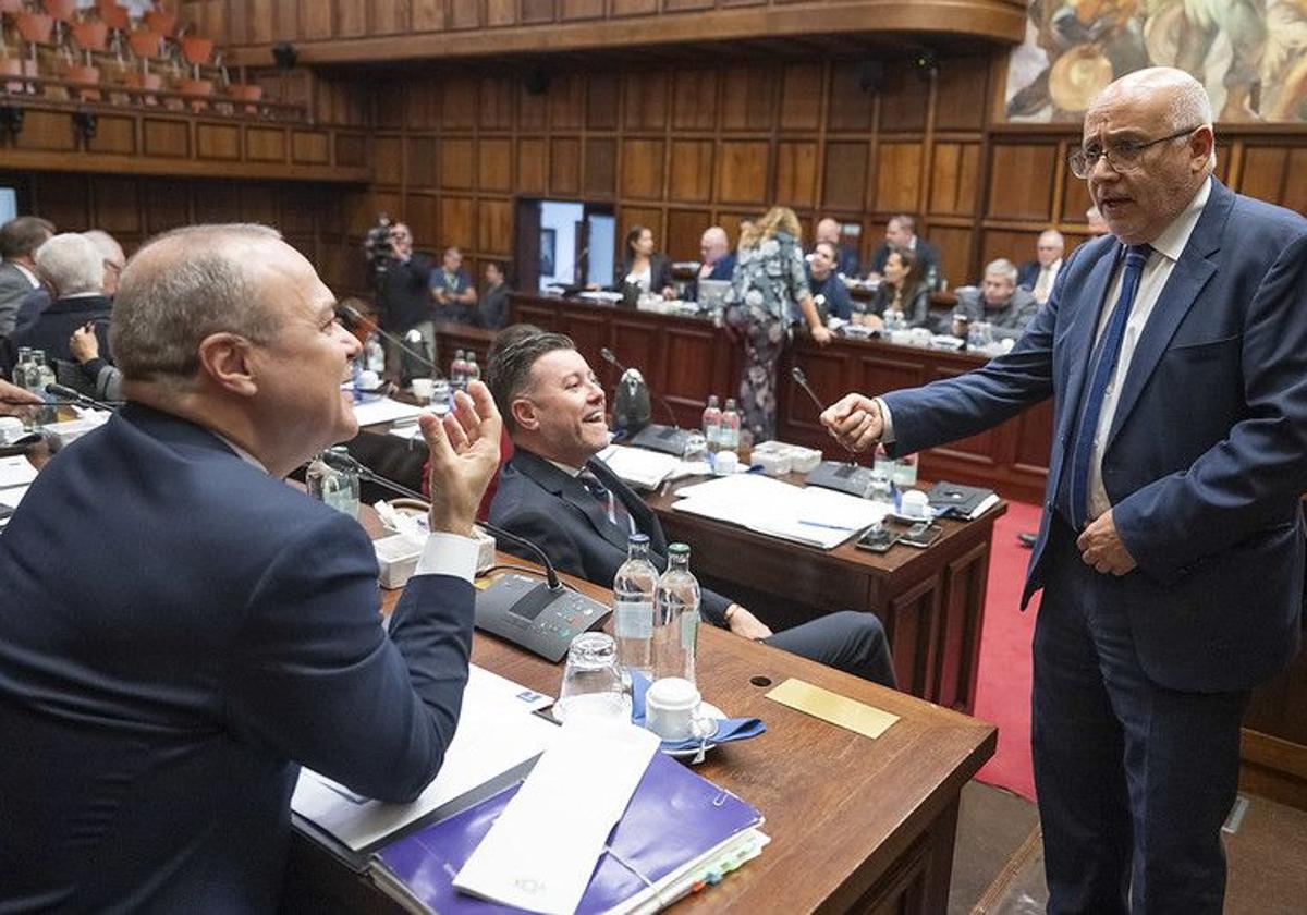 El presidente del Cabildo, Antonio Morales (de pie), con Teodoro Sosa y Augusto Hidalgo.