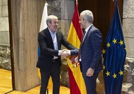 El presidente de Canarias, Fernando Clavijo (i), saluda al presidente de Aena, Maurici Lucena (d).