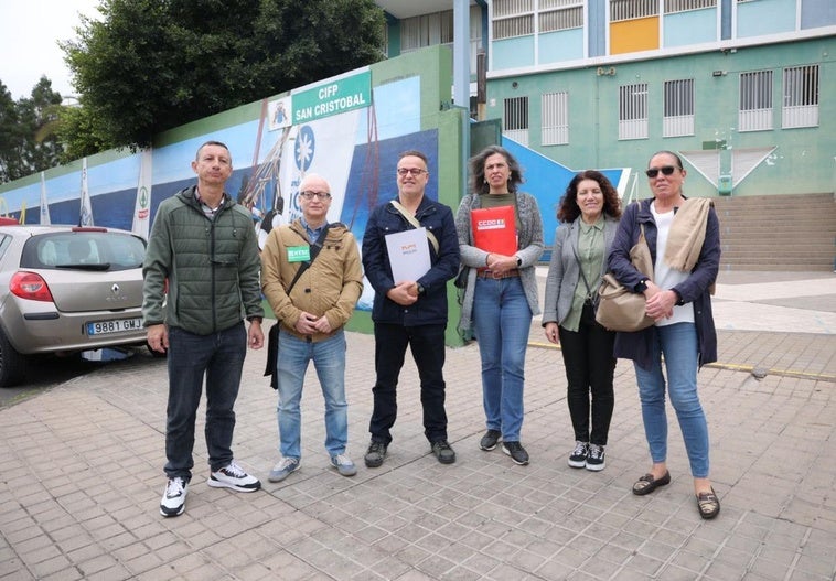 Representantes de los sindicatos docentes este martes ante el CEIP San Cristóbal.