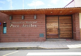 Imagen actual de la entrada al polideportivo Paco Artiles de Telde.