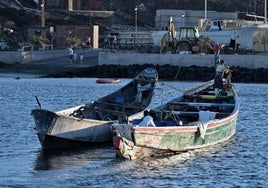 Dos cayucos fondeados en el puerto de El Hierro.