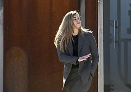 Misa Rodriguez momentos antes de declarar en el juicio al expresidente de la Federación de Fútbol Luis Rubiales.