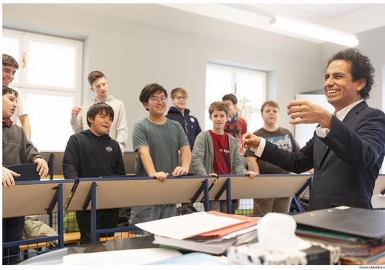 Imagen de un ensayo de Los Niños Cantores de Viena con Andy Icochea para la gira del Festival de Música.