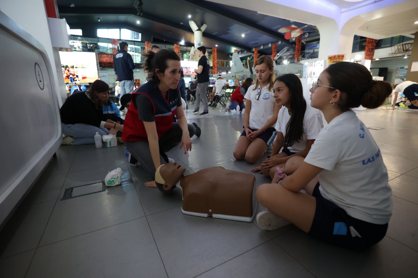 Los médicos de urgencias y emergencias enseñan primeros auxilios en el Elder