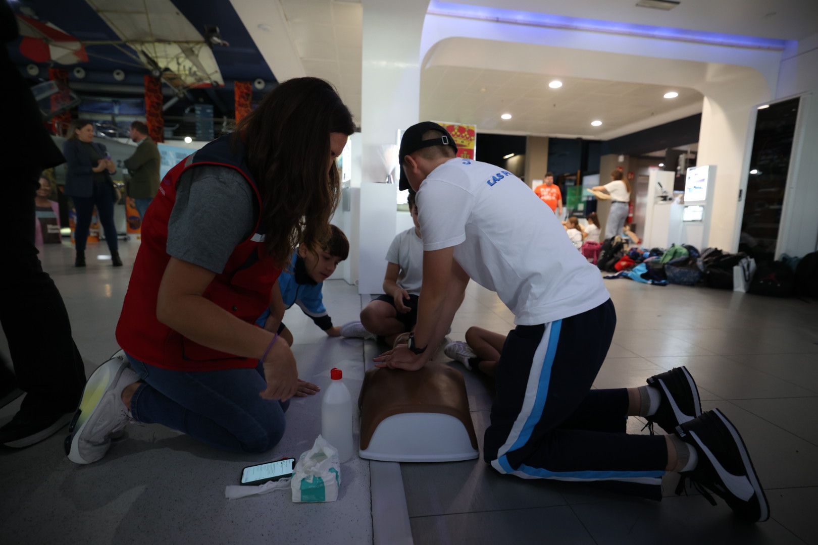 Los médicos de urgencias y emergencias enseñan primeros auxilios en el Elder