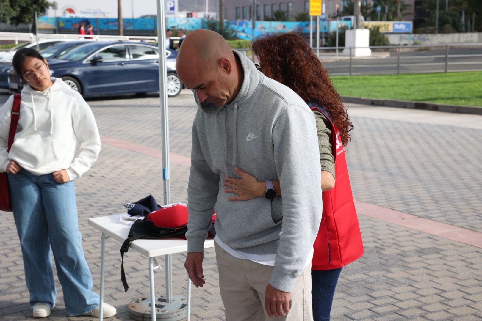 Los médicos de urgencias y emergencias enseñan primeros auxilios en el Elder