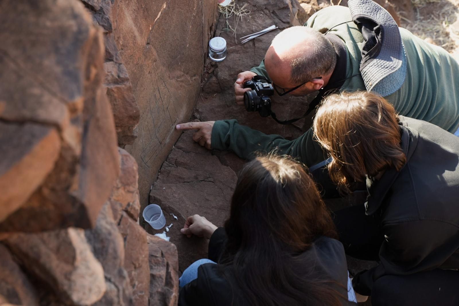Primeros trabajos para reparar el daño causado a los grabados en Agüimes