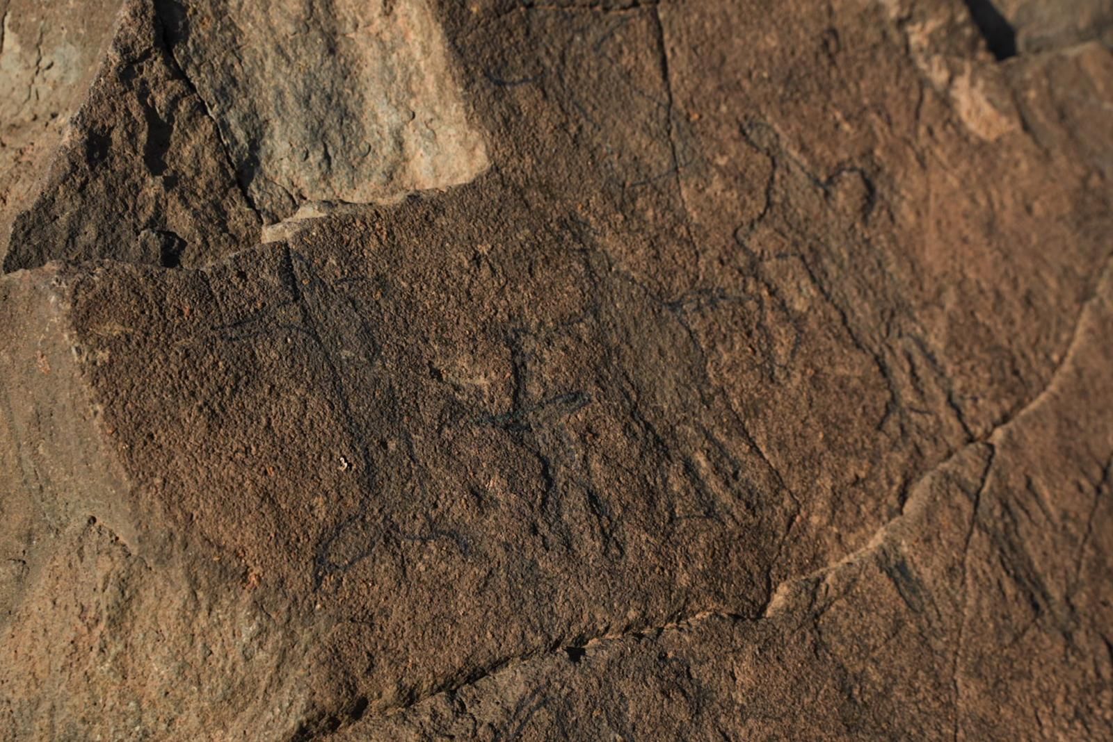 Primeros trabajos para reparar el daño causado a los grabados en Agüimes