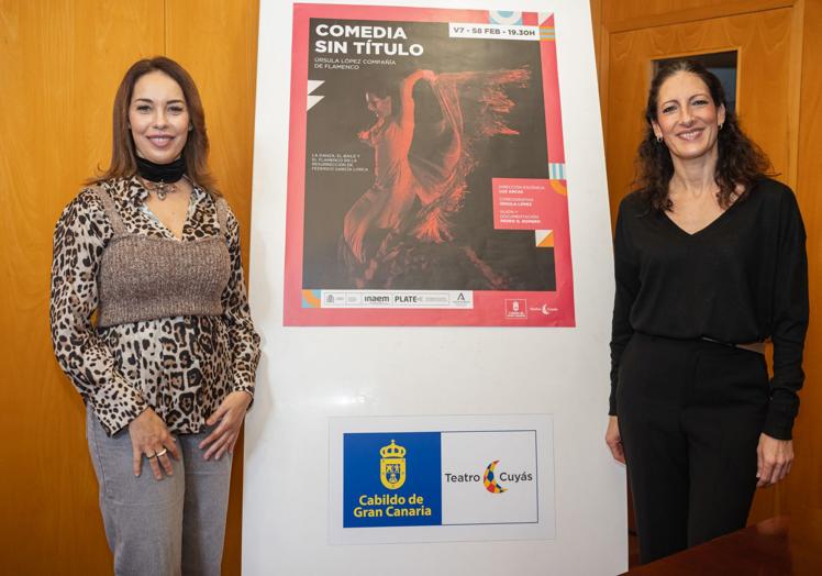 Guacimara Medina, consejera de cultura del Cabildo de Gran Canaria, junto a Úrsula López, este jueves, en el Teatro Cuyás.