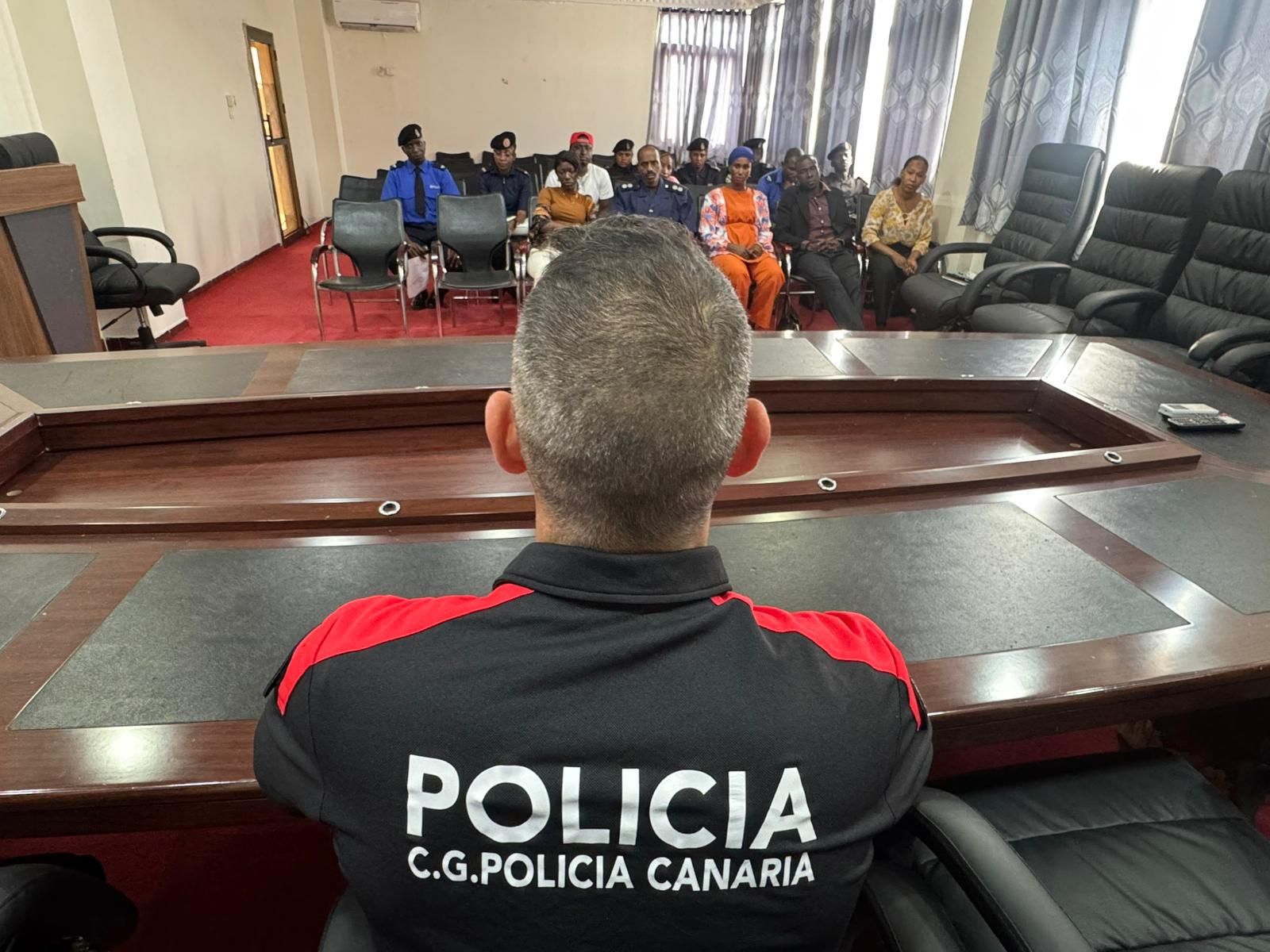 Joel Ojeda, agente de la Policía Canaria, durante la formación.