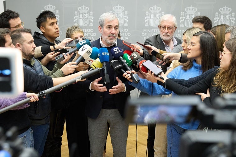 El presidente de Canarias, Fernando Clavijo, tras su reunión con la ministra de Infancia, Sira Rego.