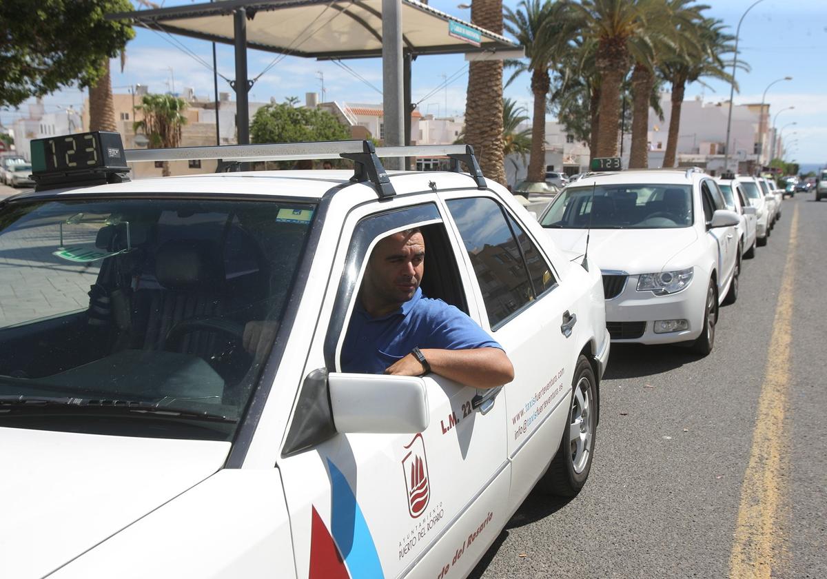 Parada de taxis en la plaza Rafael Páez, en Puerto del Rosario.