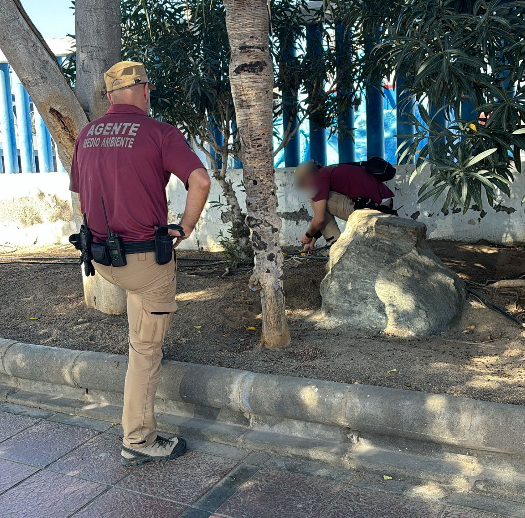 Agentes de Medio Ambiente recogiendo una muestra.