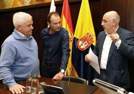 El secretario de Organización, Carmelo Ramírez, el portavoz de los críticos, Óscar Hernández (c), y Antonio Morales (d), que busca vías de consenso.