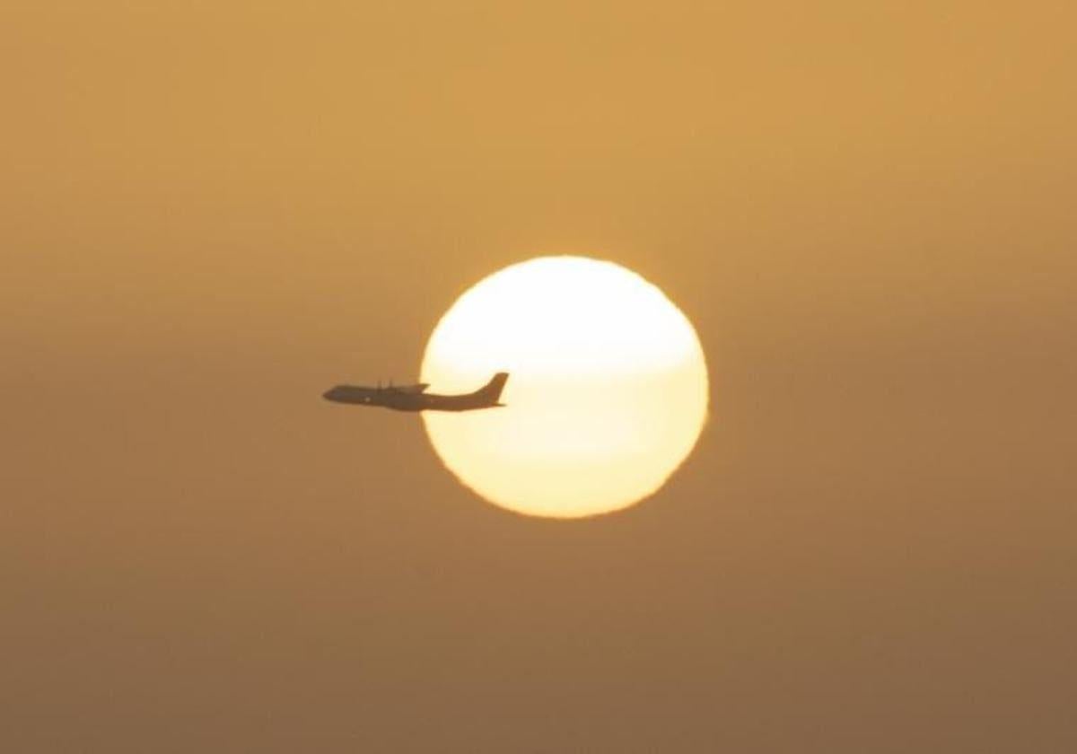 Imagen de archivo del vuelo de un avión en Gran Canaria.