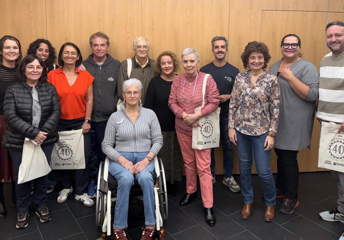 La alcaldesa Candi Umpiérrez y el consejero de Cultura, Rayco León, con los integranes del club de lectura de Gran Tarajal.