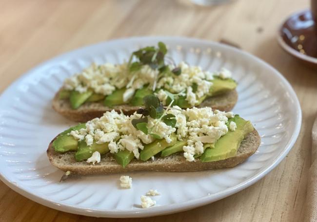 Tostada de aguacate de Coffee & Wine Bar Guajira