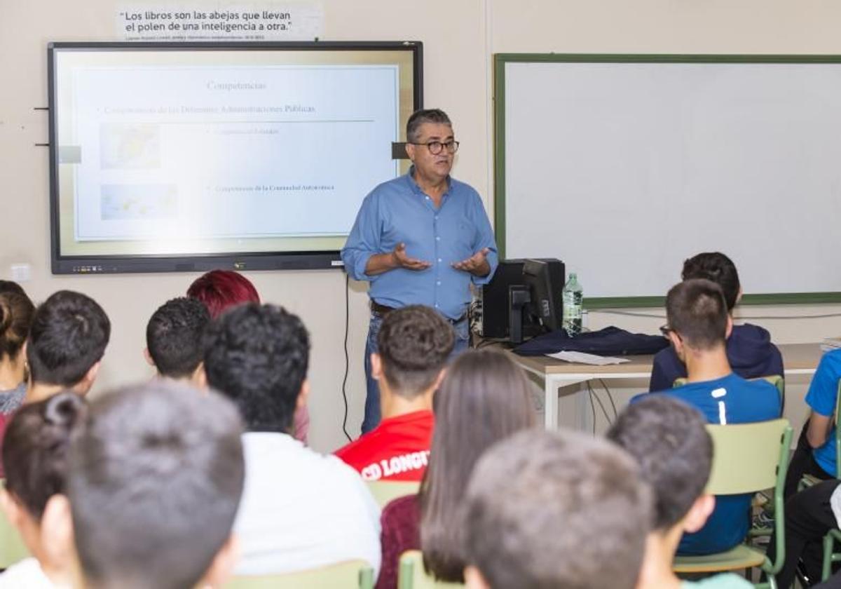 Juan Díaz, consejero de Empleo del Cabildo de Gran Canaria, en una charla.