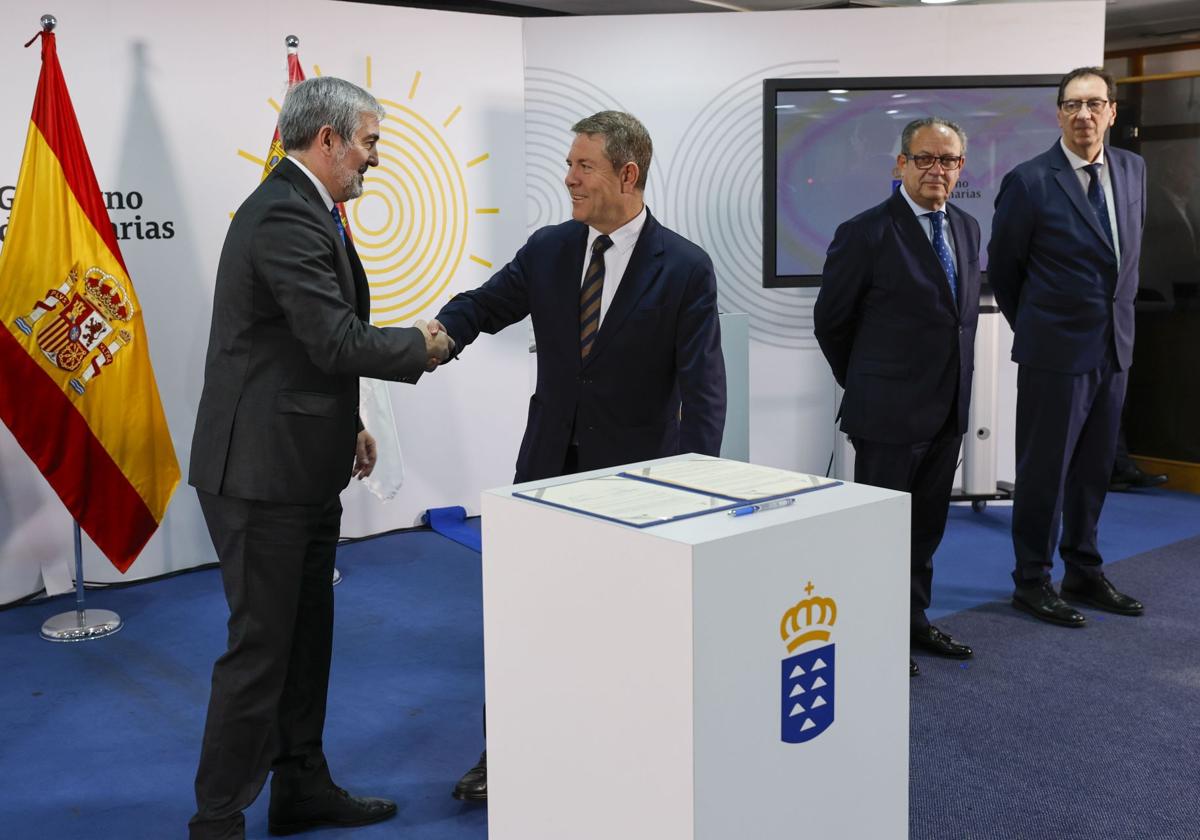 El presidente de Canarias, Fernando Clavijo (i) y el presidente de Castilla-La Mancha, Emiliano García-Page.