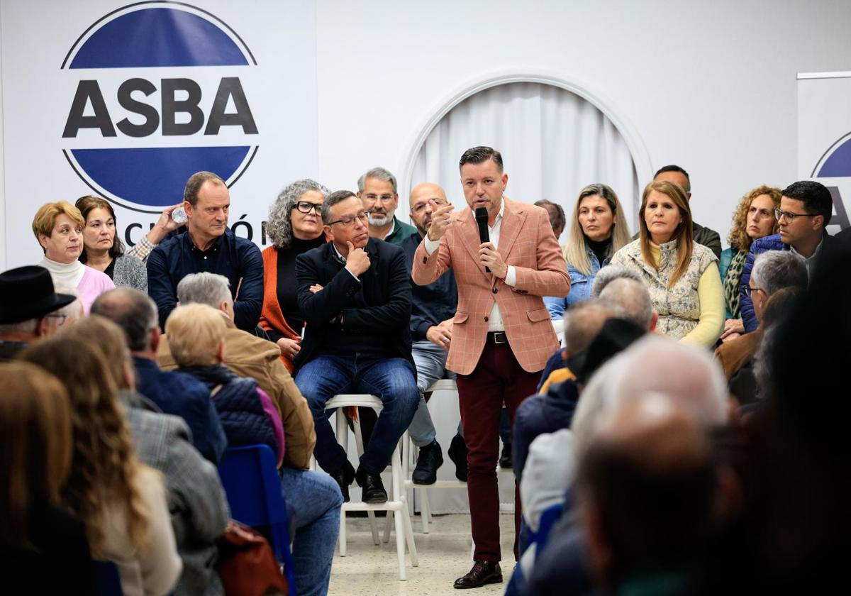 Teodoro Sosa se dirige al público asistente a la asamblea de ASBA Valsequillo el pasado jueves.