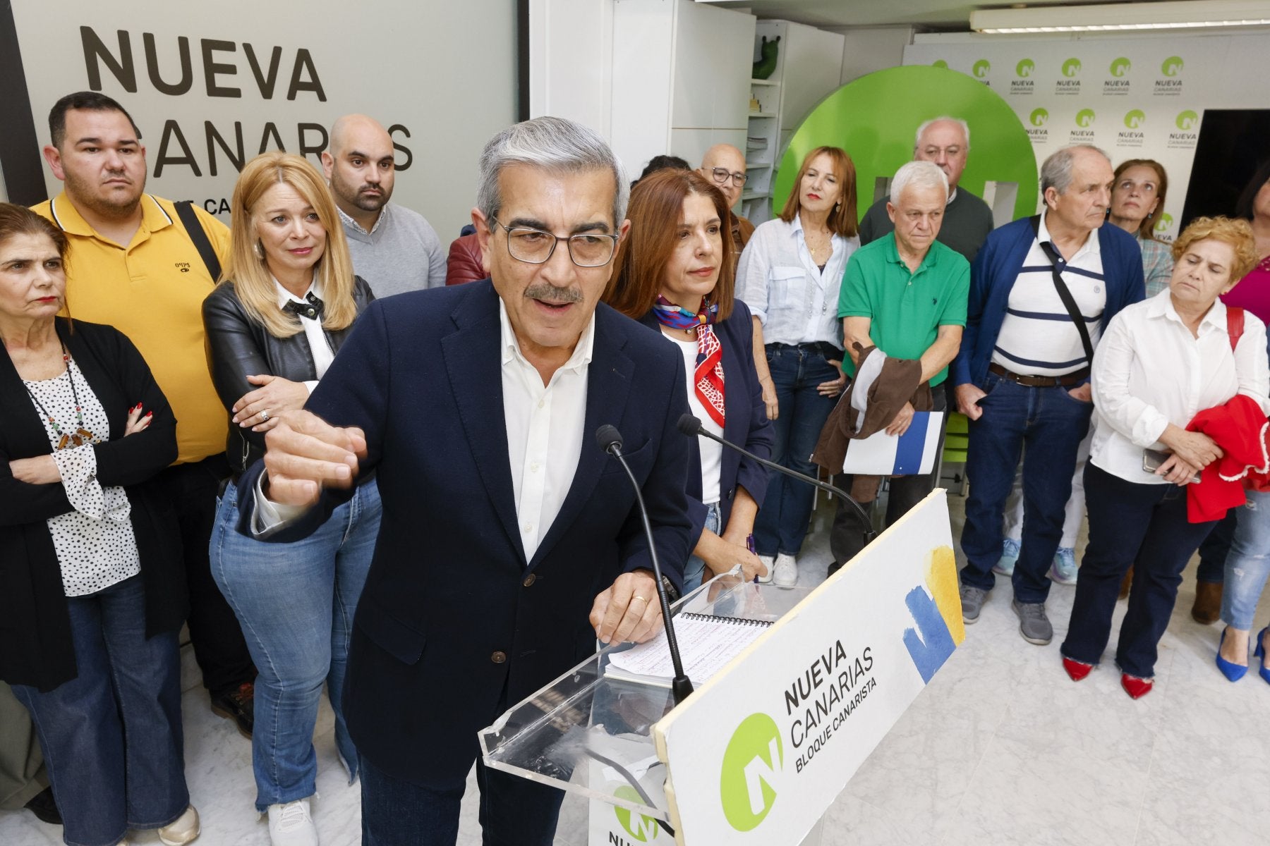 Román Rodríguez, en primer término junto a miembros de su equipo y colaboradores.