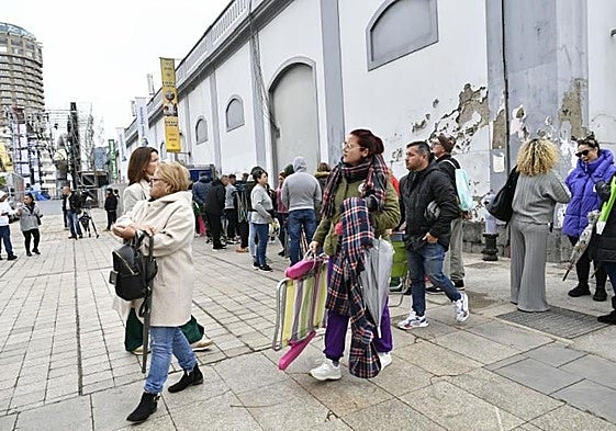 Imagen de archivo de colas para adquirir entradas para el carnaval de la capital grancanaria.