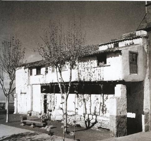 Fachada del convento de San Juan de Ortega, antes de las obras en los años sesenta.