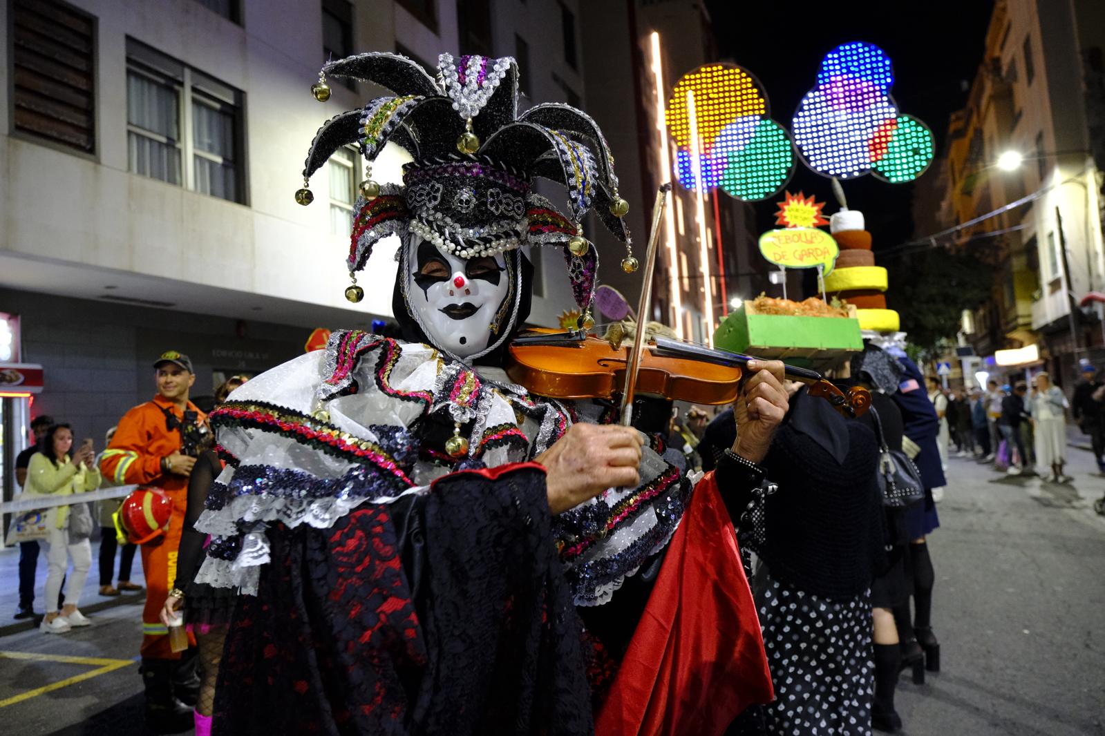 El pasacalles del carnaval de Las Palmas de Gran Canaria, en imágenes