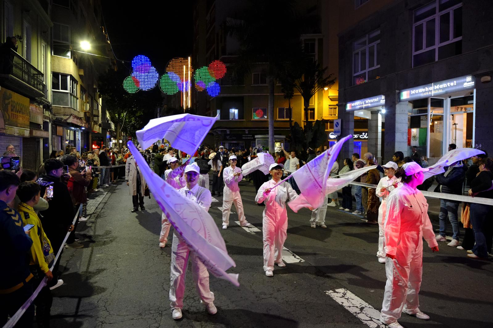 El pasacalles del carnaval de Las Palmas de Gran Canaria, en imágenes