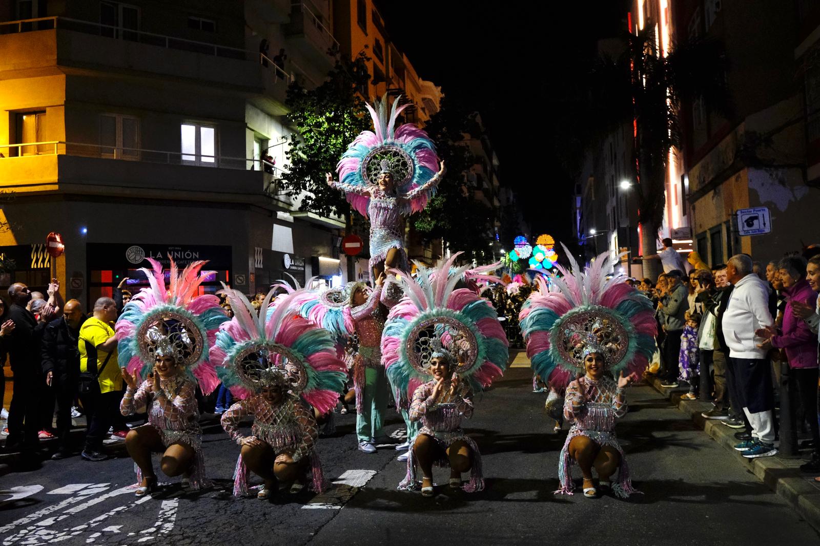 El pasacalles del carnaval de Las Palmas de Gran Canaria, en imágenes