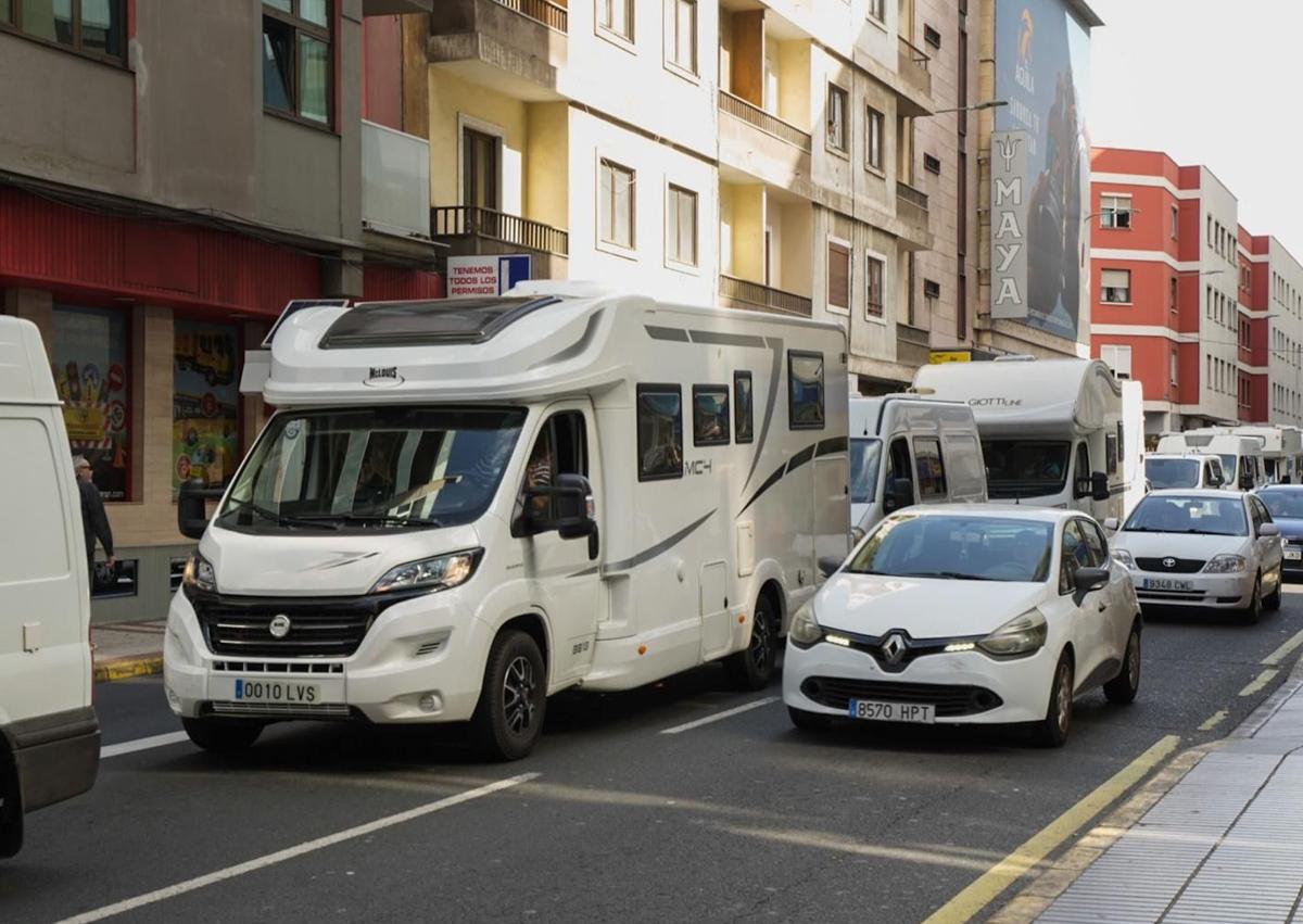 Imagen secundaria 1 - Distintos momentos de la protesta en las calles de la capital grancanaria.