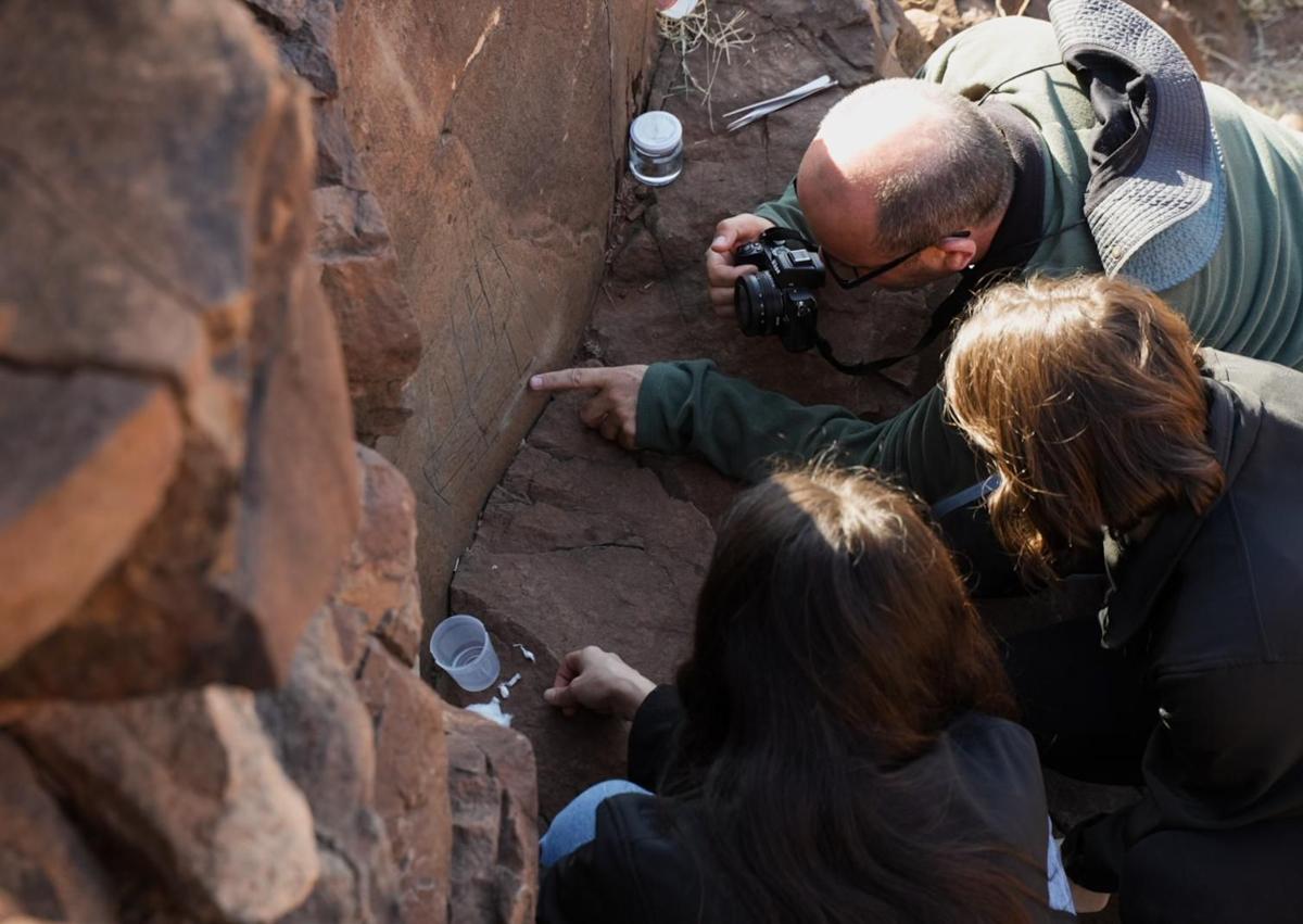 Imagen secundaria 1 - En la foto superior, Bosch prepara los líquidos. Debajo, a la izquierda, Félix Mendoza, Sara Bosch y Denise Echegaray comprueban cómo queda la piedra tras la limpieza. Al lado, Echegaray, en plena faena.