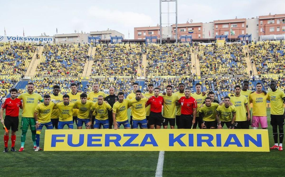 Los jugadores mostraron su apoyo a Kirian Rodríguez antes de arrancar el partido.