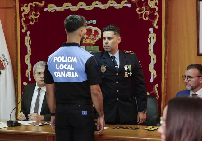 El comisario (en la imagen), el alcalde y la edil de Personal, Elena Álamo, les impusieron la chapa policial en la pechera y las insignias de las policías Canaria y Local en los hombros.