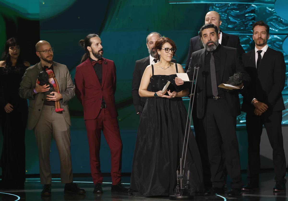 El director Carlos Fernández de Vigo y su equipo, en el cual se encuentra el grancanario Damián Perea, ganaron el Goya al mejor corto de animación por «Cafuné», en la 39 edición de los Premios Goya de la Academia de Cine que se celebra este sábado en el Palacio de Congresos y Exposiciones de Granada.