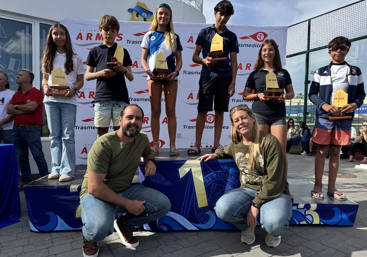 Podio sub-16 con José y Laura Pazos, hijos del histórico entrenador.