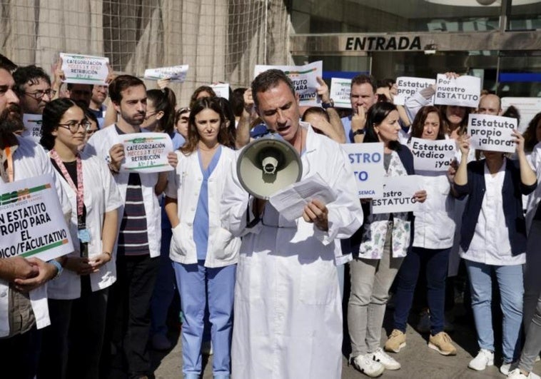 Momento de la concentración de médicos este lunes, a las puertas del hospital Insular de Gran Canaria.