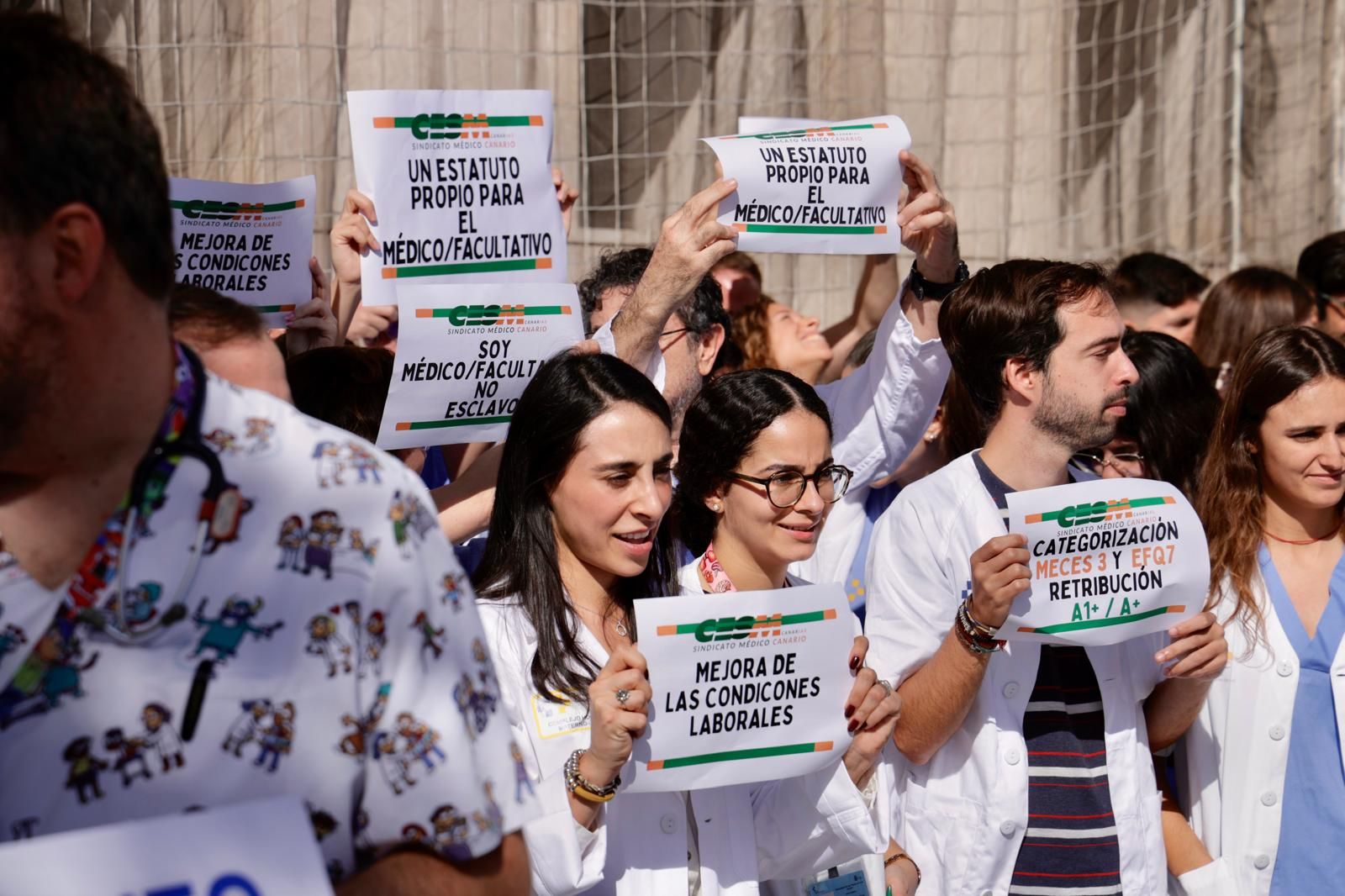 Los médicos se concentran a las puertas de urgencias del Hospital Insular