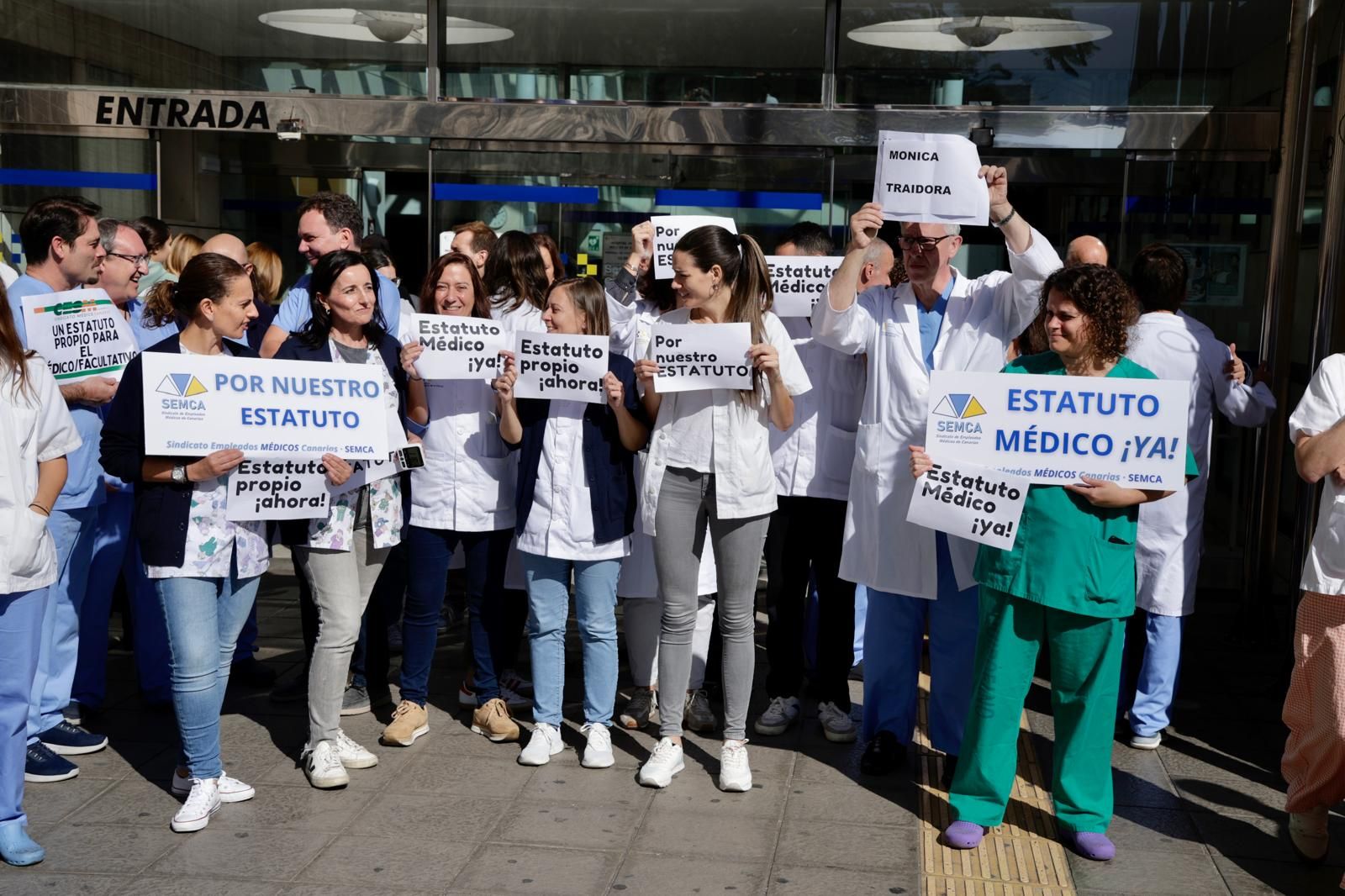 Los médicos se concentran a las puertas de urgencias del Hospital Insular