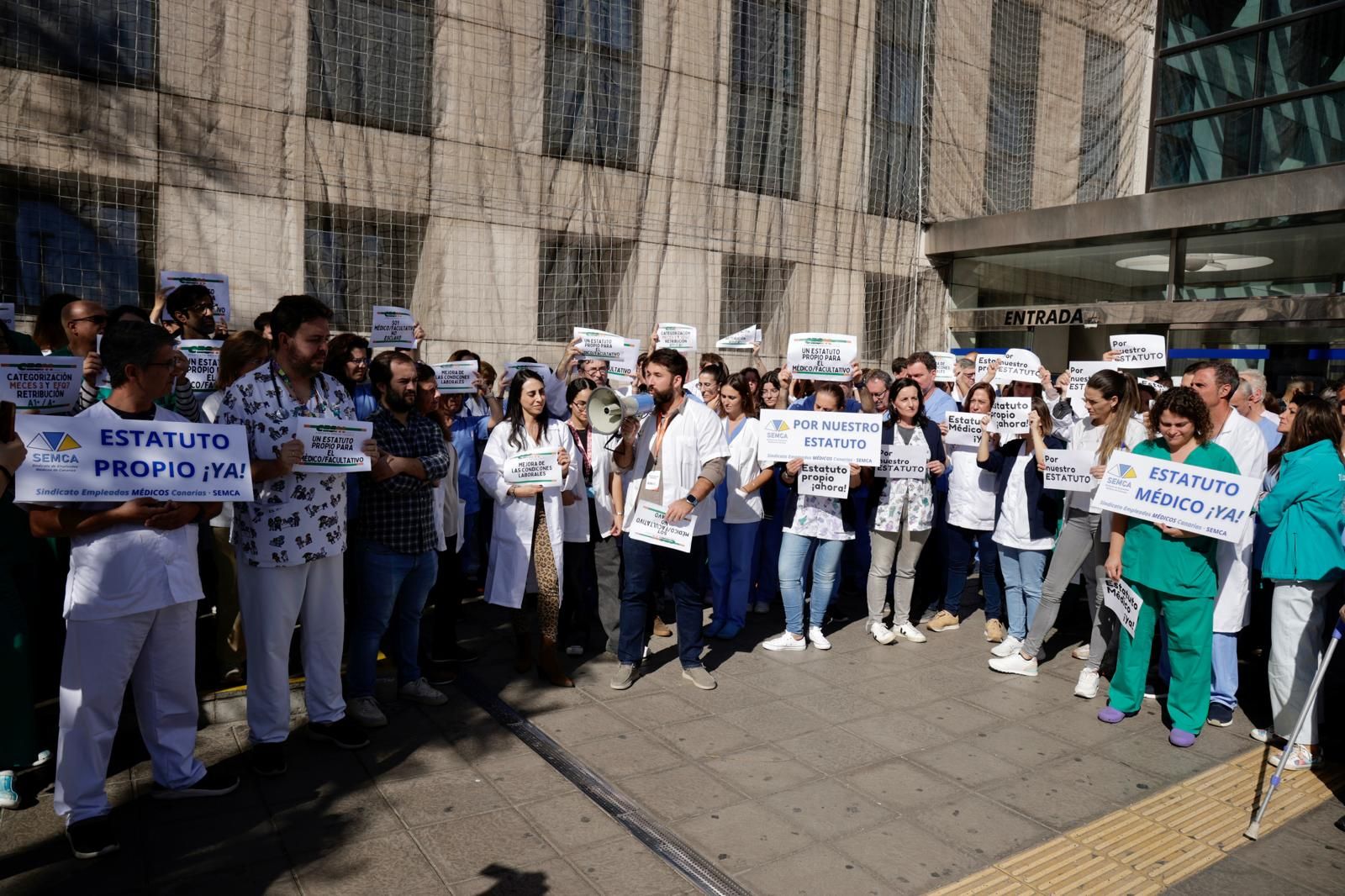 Los médicos se concentran a las puertas de urgencias del Hospital Insular