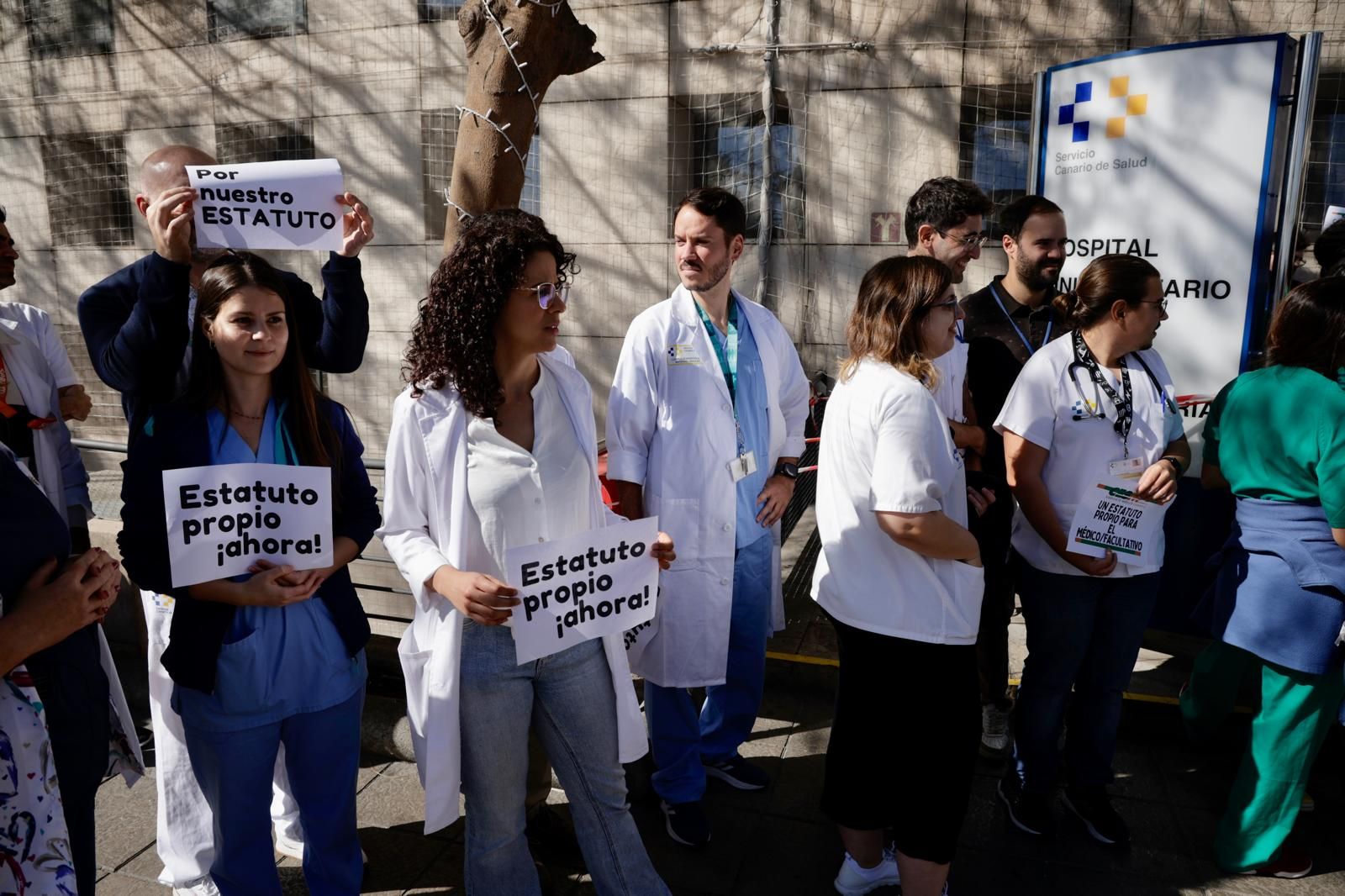 Los médicos se concentran a las puertas de urgencias del Hospital Insular