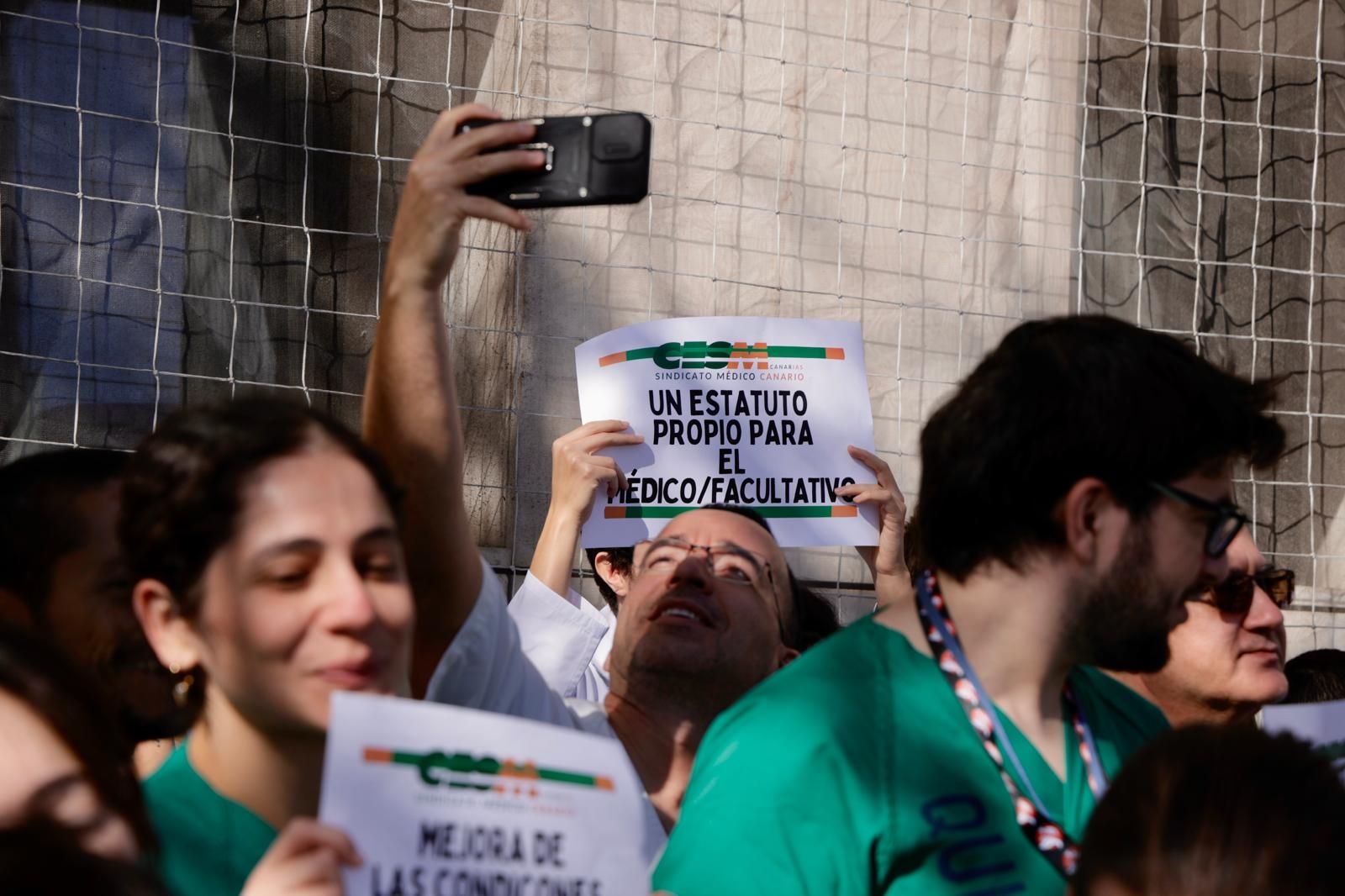 Los médicos se concentran a las puertas de urgencias del Hospital Insular