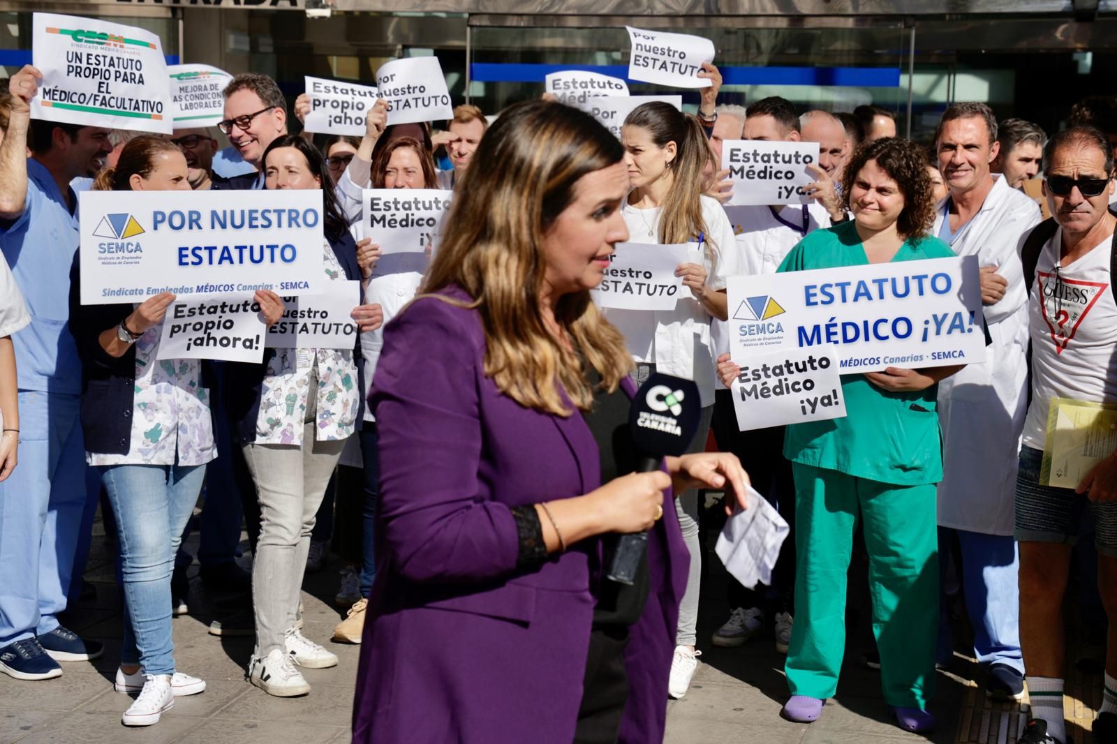 Los médicos se concentran a las puertas de urgencias del Hospital Insular