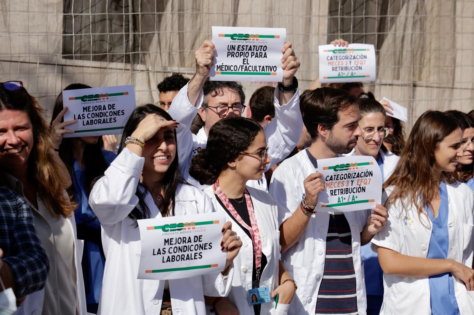 Los médicos se concentran a las puertas de urgencias del Hospital Insular